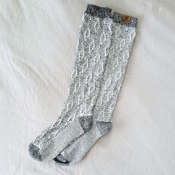 NWOT BearPaw Women's Garter Stitch Diamond Cable Socks Size 5-10 - Picture 1 of 4